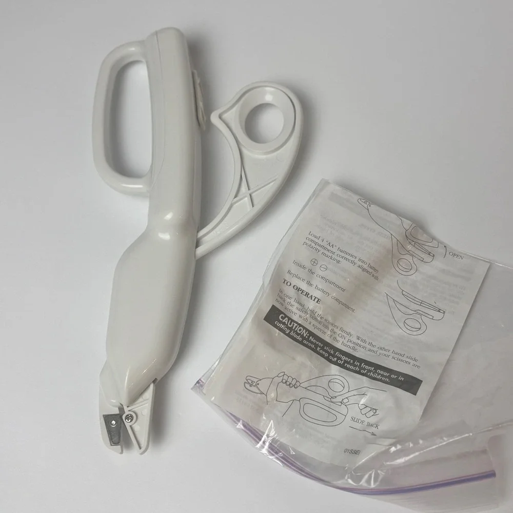 Singer Electric‎ Scissors Handheld Battery Operated White with Spare Blade